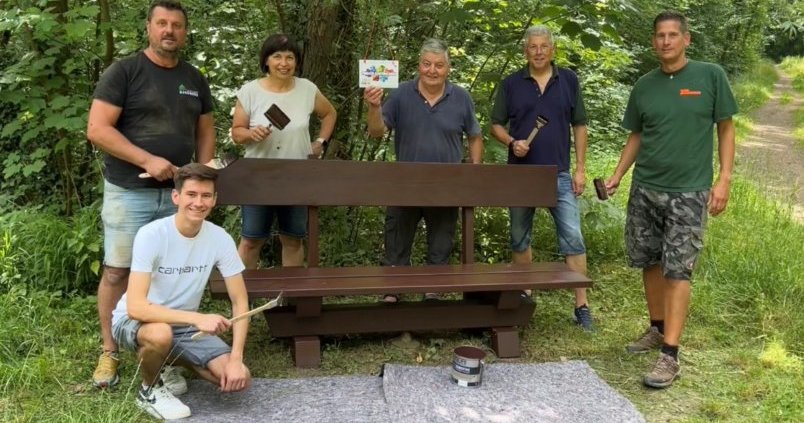 Bänke bekamen neue Farbe