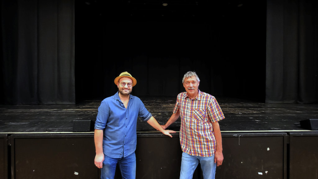 Marco Jansen und Hans-Josef Land vor der Bühne des Bürgerhauses