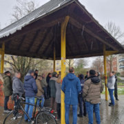 Austausch zwischen Vertretern der Stadtverwaltung, Anwohnerinnen und Anwohnern, der Polizei und unter anderem einer Delegation aus CDU und Jungen Union Hürth