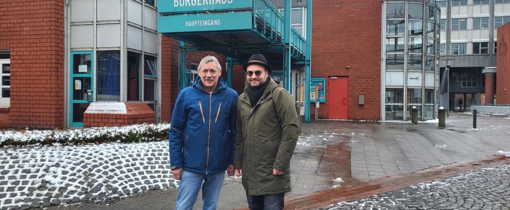 Hans-Josef Lang und Marco Jansen vor dem Hürther Bürgerhaus als Spielstätte der Hürther Schultheatertage