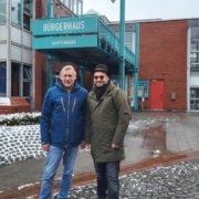 Hans-Josef Lang und Marco Jansen vor dem Hürther Bürgerhaus als Spielstätte der Hürther Schultheatertage